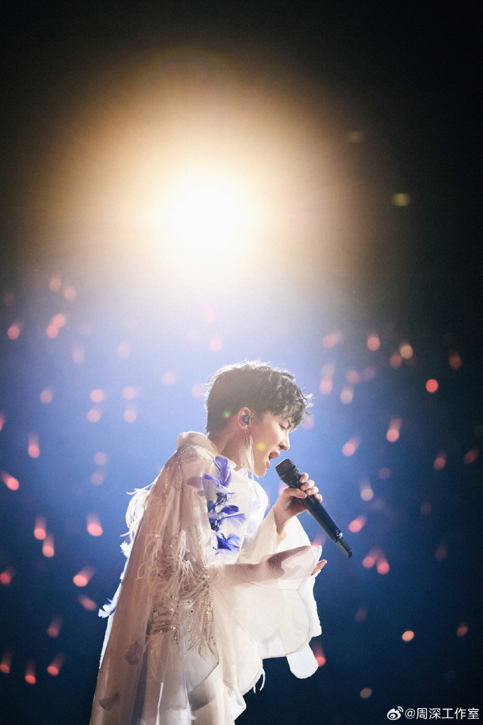 光亮【@weibo-charlie-studio-2025】