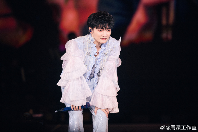 俯身小猫【@weibo-charlie-studio-2025】